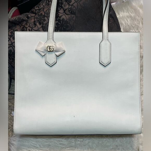 Gucci Handbags - Gucci Ivory Leather tote / Hand Bag in good condition, comes with a COA